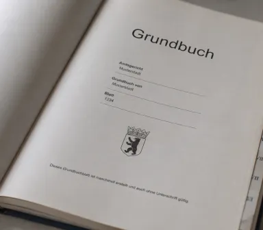 Grundbuch lesen: Abteilungen, Lasten und was du vor dem Grundstückskauf prüfen musst