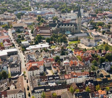 Luftaufnahme einer Innenstadt in Ostwestfalen-Lippe mit Kirche und dicht bebauten Wohnquartieren