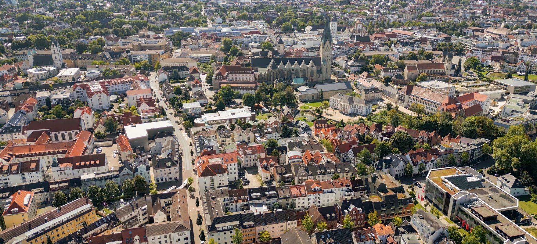 Luftaufnahme einer Innenstadt in Ostwestfalen-Lippe mit Kirche und dicht bebauten Wohnquartieren
